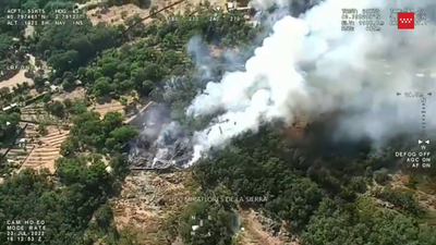 Los bomberos de Madrid controlan un incendio en Miraflores de la Sierra y otro en Santa María de la Alameda