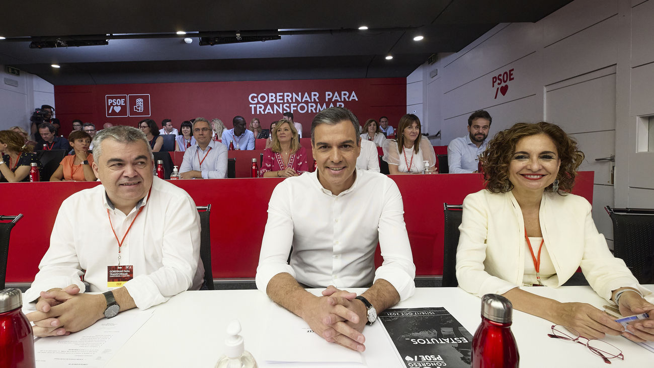 Sánchez advierte que la ley prohibirá repercutir la subida de impuestos de bancos y eléctricas al público