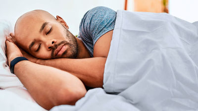 El cerebro se despierta unas cien veces cada noche, ¿sabes por qué?