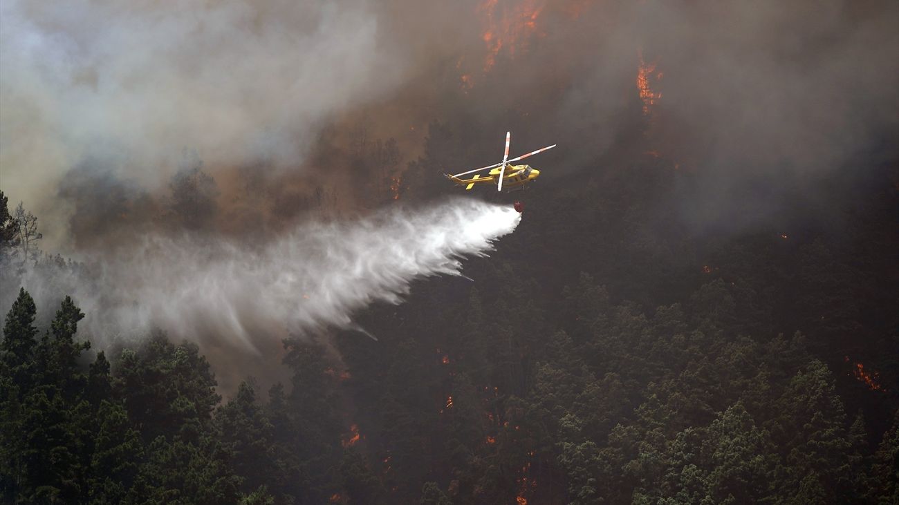El viento da un respiro en Tenerife pero el fuego continúa activo
