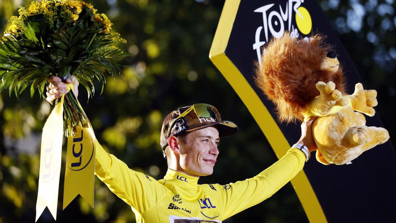 El ciclista danés Jonas Vingegaard en el podium del Tour de Francia 2022