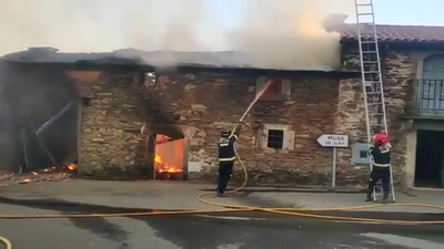 Los vecinos de los seis municipios desalojados por el incendio de Vegalatrave, en Zamora, vuelven a sus casas