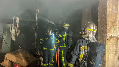 Un hombre muy grave al incendiarse el garaje de su chalet en Parla