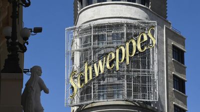 El neón de Schweppes cumple medio siglo iluminando la Gran Vía