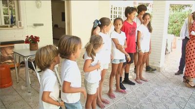 Familias numerosas entregan en el Congreso  72.000 firmas para que "no se borre" su "nombre"