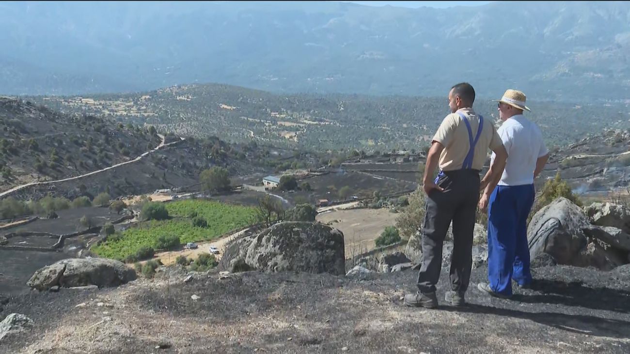 Los vecinos de San Juan de la Nava, en Ávila, temen que el incendio se reavive