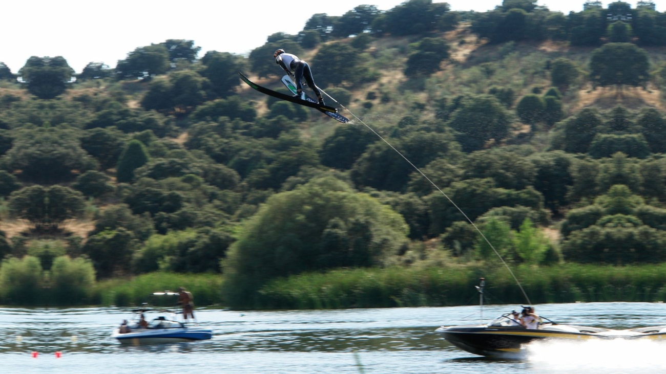Practicamos esquí acuático en el Embalse de Cerro Alarcón en Navalagamella