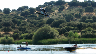 Practicamos esquí acuático en el Embalse de Cerro Alarcón en Navalagamella