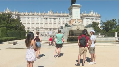 La fortaleza del dólar impulsa el turismo estadounidense en Madrid: invierten más tiempo y gastan más dinero