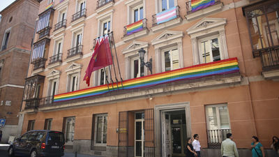 Las banderas LGTBI, quitadas del edificio de los grupos municipales de Madrid