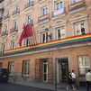 Las banderas LGTBI, quitadas del edificio de los grupos municipales de Madrid