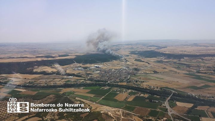 Controlado el incendio de Carcastillo (Navarra) / @bomberos_na