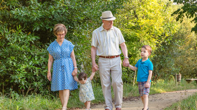Abuelos y nietos comparten juegos tradicionales y tecnológicos para aprender unos de los otros en Las Rozas