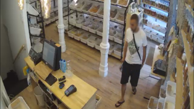 Roban, a plena luz del día, en un comercio de La Latina