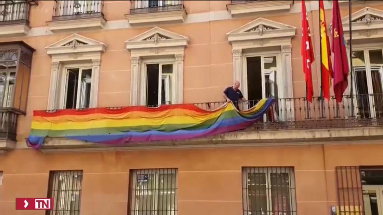 Almeida defiende la retirada de las banderas LGTBI del Edificio de Grupos Municipales: "Se acata un auto. No hay más"