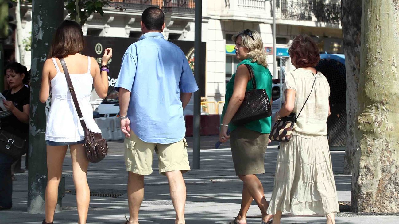 Una familia pasea por una calle de Madrid