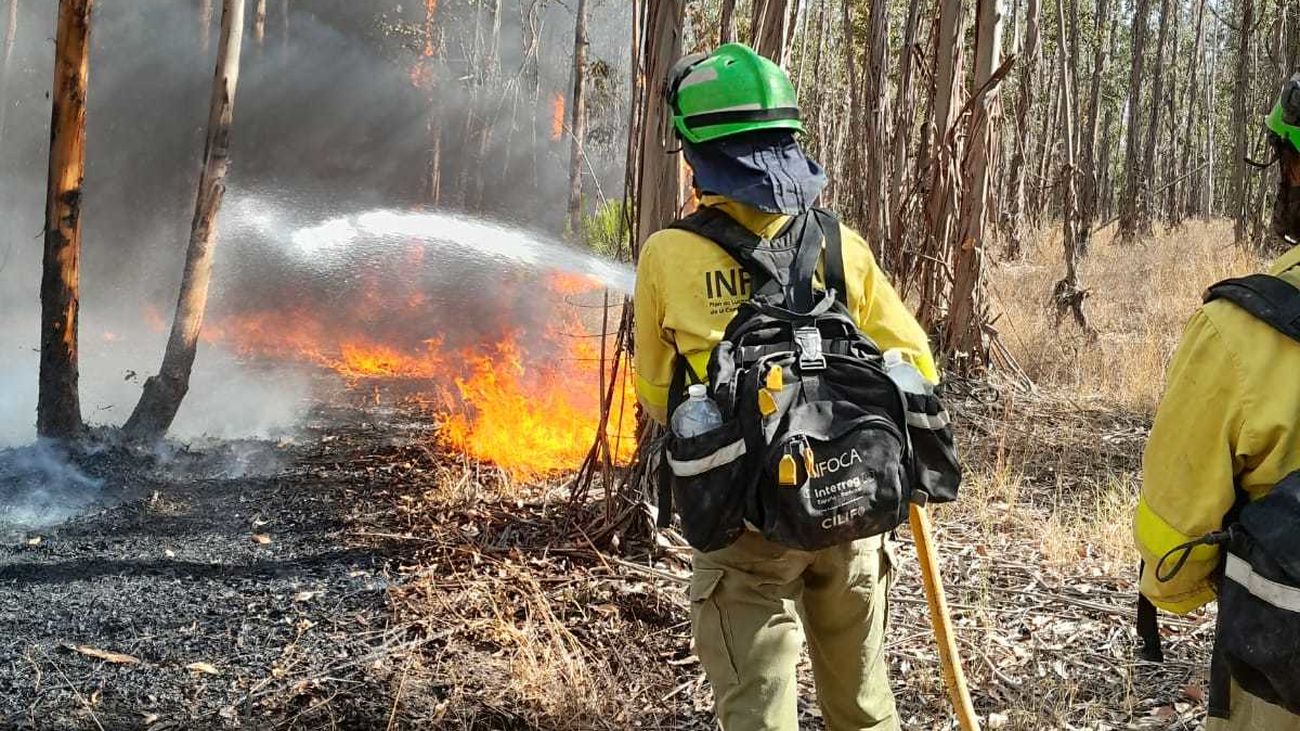 Medios aéreos y terrestres trabajan en un incendio declarado en un paraje de Tarifa, en Cádiz