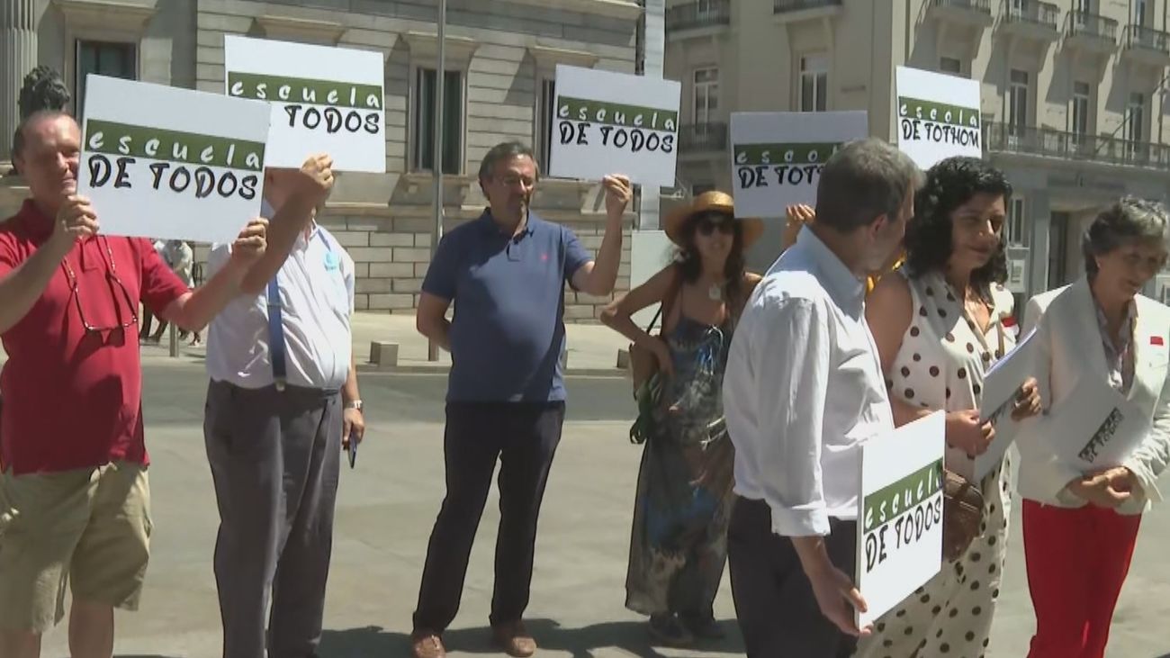 Las asociaciones por el bilingüismo aseguran que el acuerdo del Gobierno con la Generalitat condena el castellano en las aulas de Cataluña