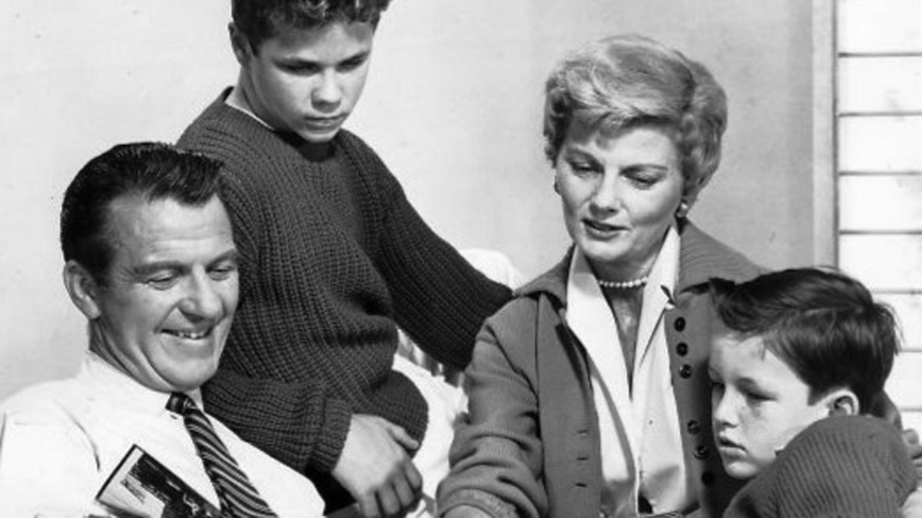 Tony Dow, arriba de la foto junto a Hugh Beaumont, Barbara Billingsley y Jerry Mathers