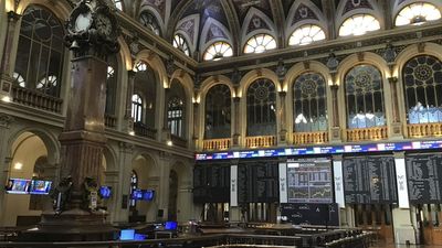 El Ibex cae en la media sesión y ve peligrar los 8.000, tras la subida de tipos de la Fed