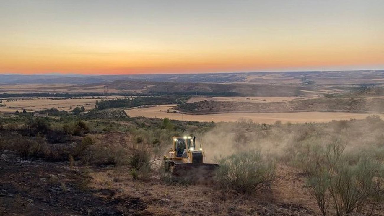 Los bomberos de Madrid dan por controlado el incendio de El Vellón
