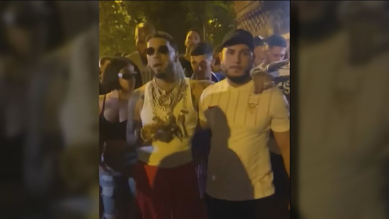 Anuel sorprende al aparecer en el barrio madrileño de Pan Bendito