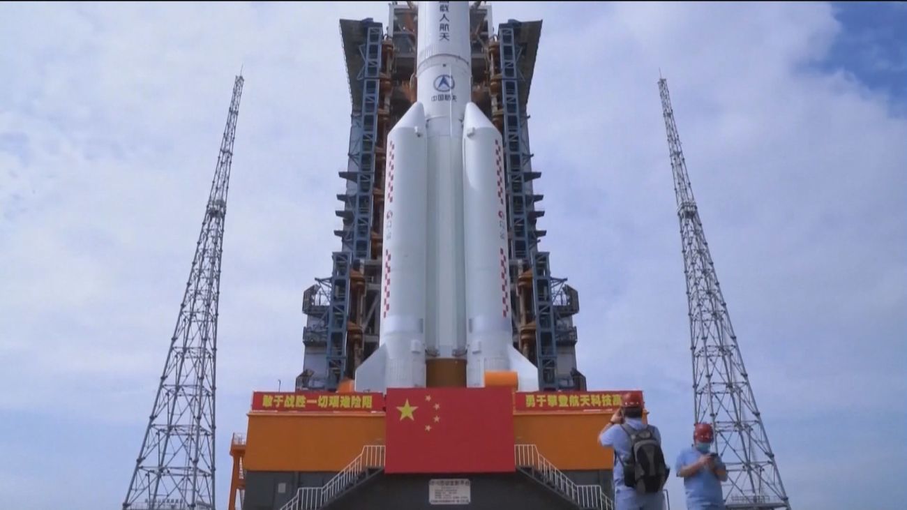 Cohete Larga Marcha de la agencia espacial china en su rampa de lanzamiento