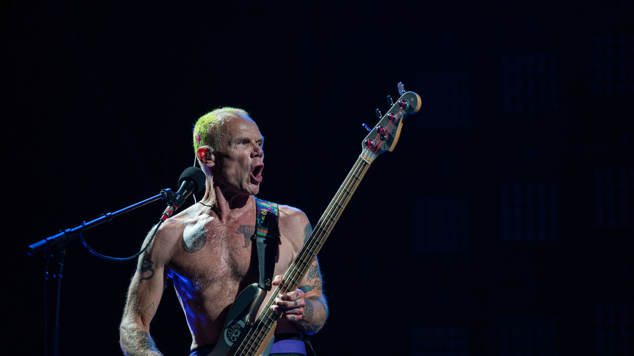 El bajo eléctrico Flea durante un concierto de la banda de rock Red Hot Chili Peppers en Barcelona en junio