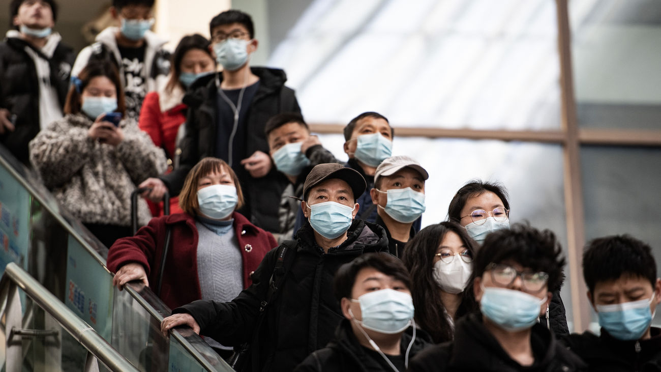 Pasajeros con mascarilla en una estación de trenes de Wuhan, en enero de este año