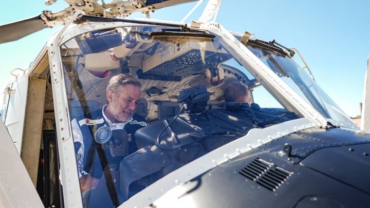 El consejero Enrique López a bordo de un helicóptero de Bomberos de la Comunidad / MADRID.ORG