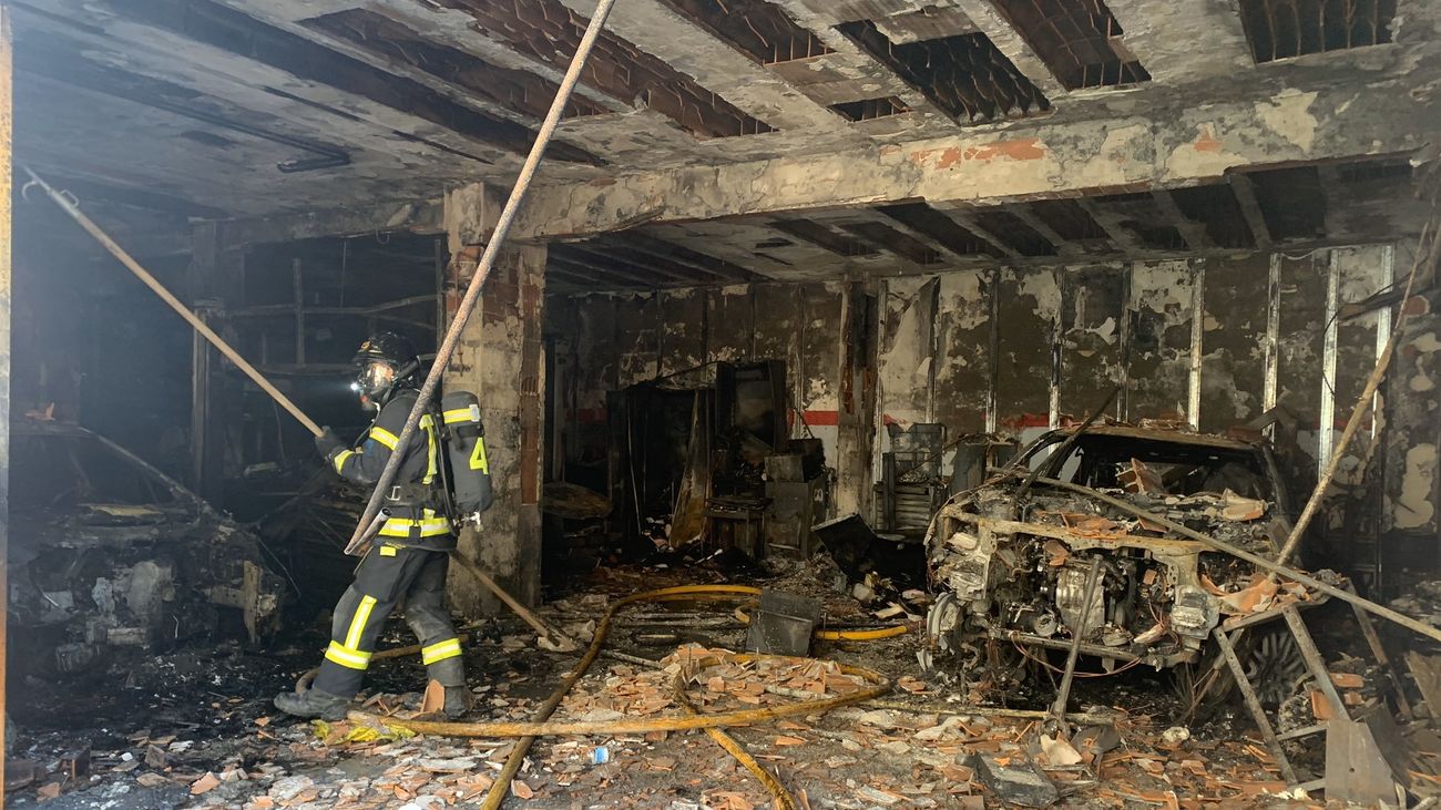 Interior del taller destruido por el fuego
