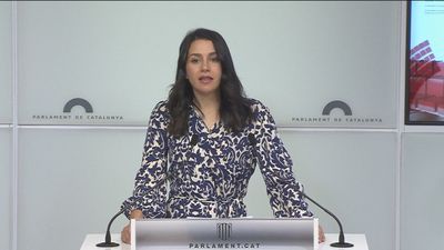 Arrimadas afea a Borràs que hayan tenido que "arrancarla de la silla" tras su  suspensión