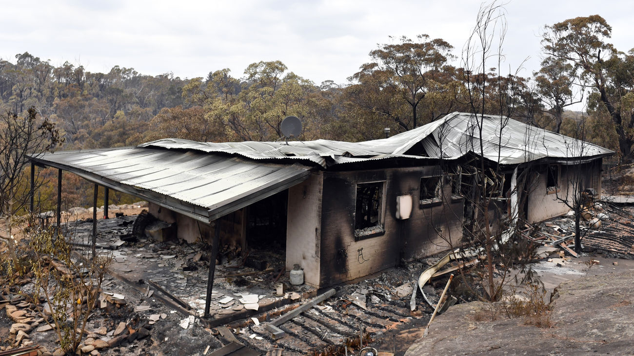 Imagen de una vivienda de campo arrasada por un incendio
