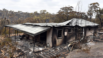 Imagen de una vivienda de campo arrasada por un incendio