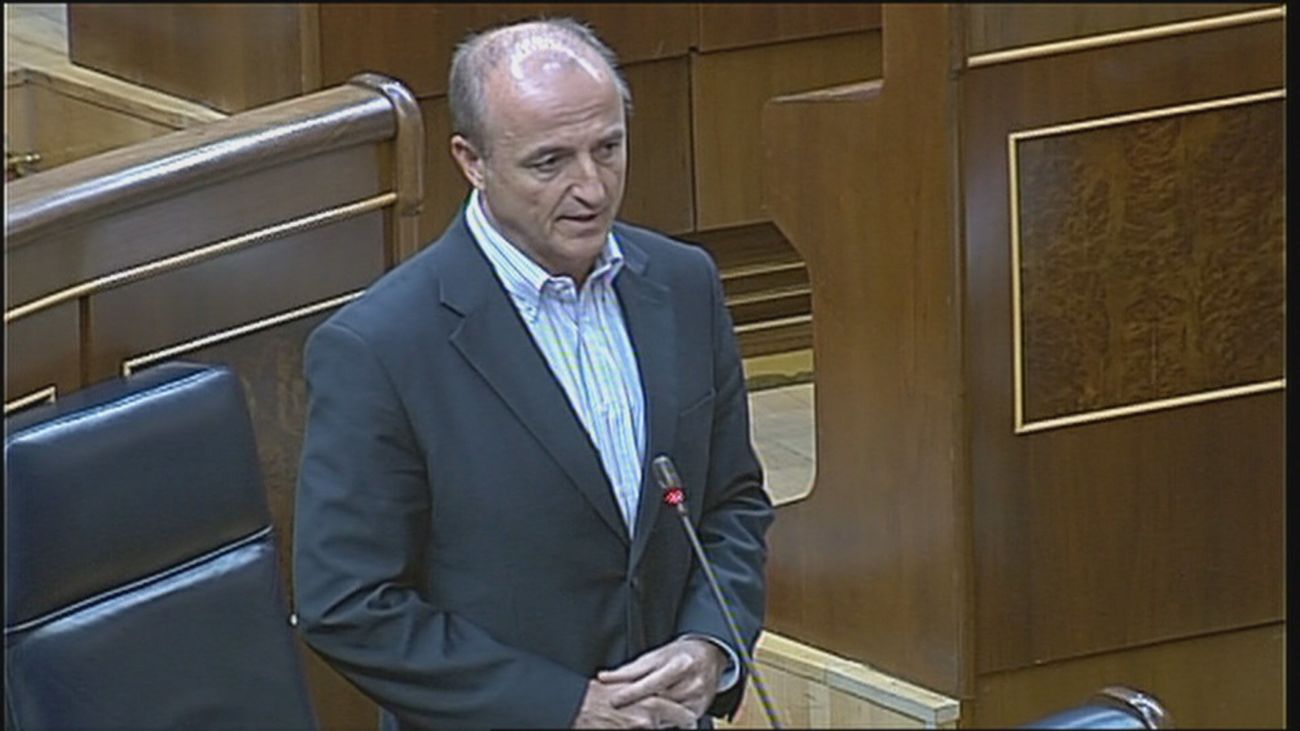 Sánchez imita el gesto de Miguel Sebastián en  2011 quitándose la corbata "para ahorrar"