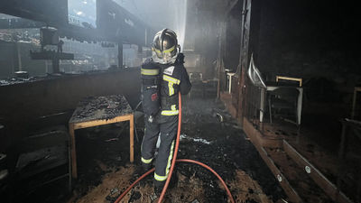 Bomberos de la Comunidad extinguen un incendio en una cocina de un restaurante en Los Molinos