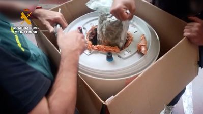 Once detenidos en Málaga por transportar hachís y marihuana oculta en termos de agua