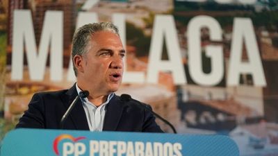 Bendodo: "A Sánchez no le llega la camisa al cuello y por eso tiene que quitarse la corbata"