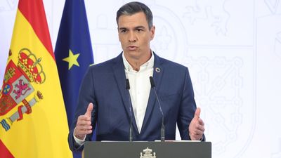 Las tiendas de moda arremeten contra Pedro Sánchez y su cruzada contra las corbatas