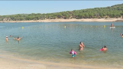 El Pantano de San Juan se llena de madrileños un fin de semana más