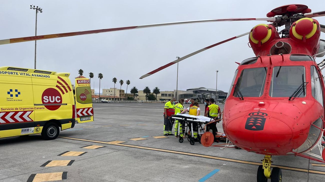 Efectivos de emergencias de Tenerife trasladan a  un hombre de 79 años herido mientras practicaba  el salto del pastor en Buenavista del Norte)