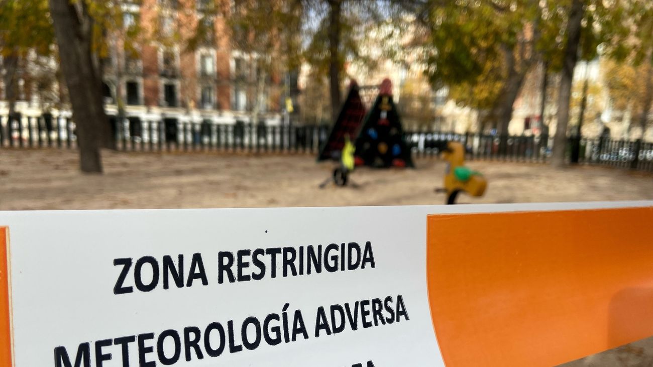 Zonas  balizadas en un parque de Madrid