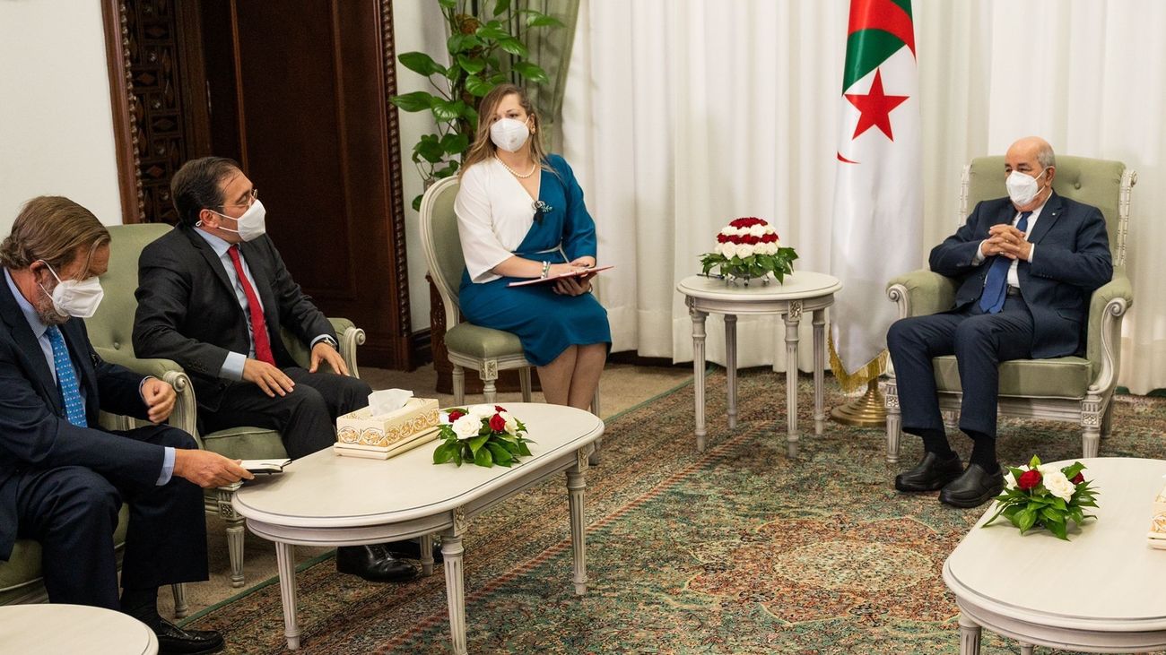 El presidente de Argelia, Abdelmayid Tebune con el ministro de Exteriores de España, José Manuel Albares, en 2021