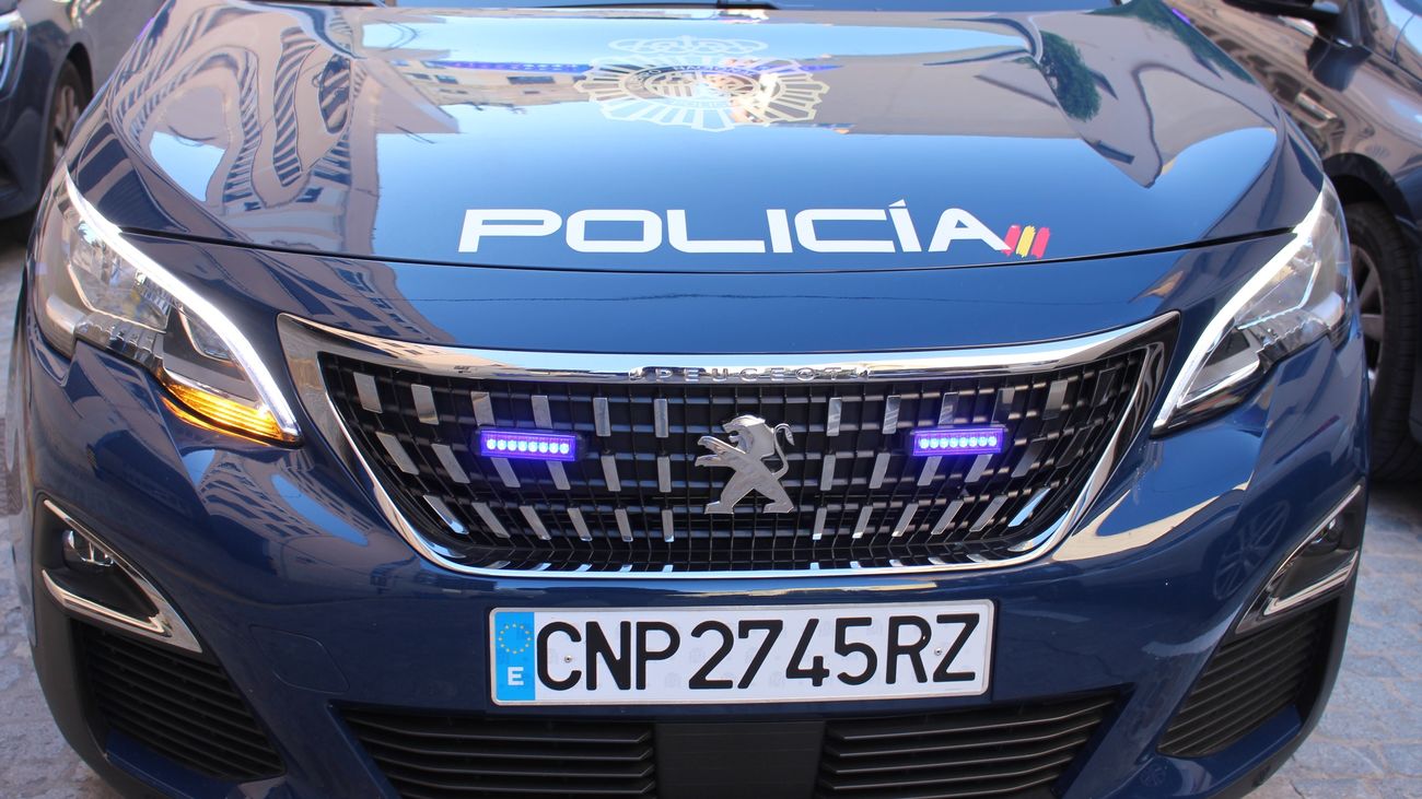 Se hacen pasar por repartidores e inmovilizan a una mujer para robarla en Ciudad Lineal