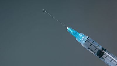 El método del pinchazo, una nueva forma de sumisión química que atemoriza a los jóvenes