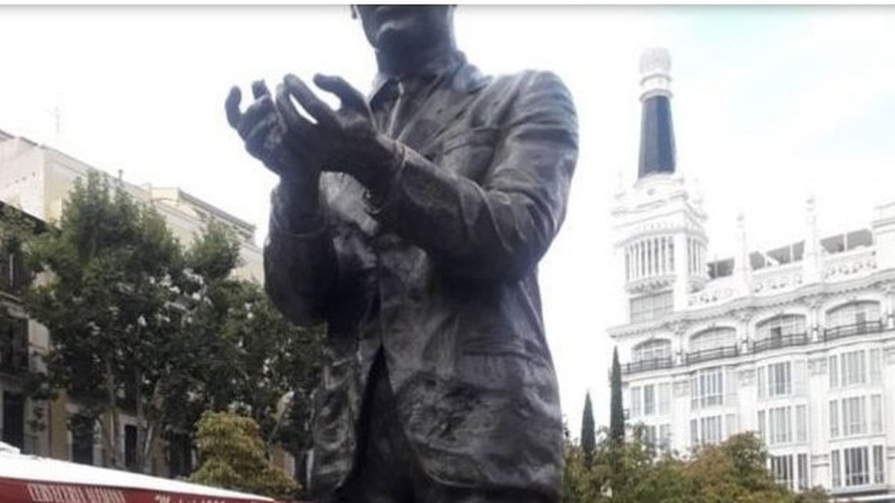 Estatua de García Lorca en la plaza de Santa Ana