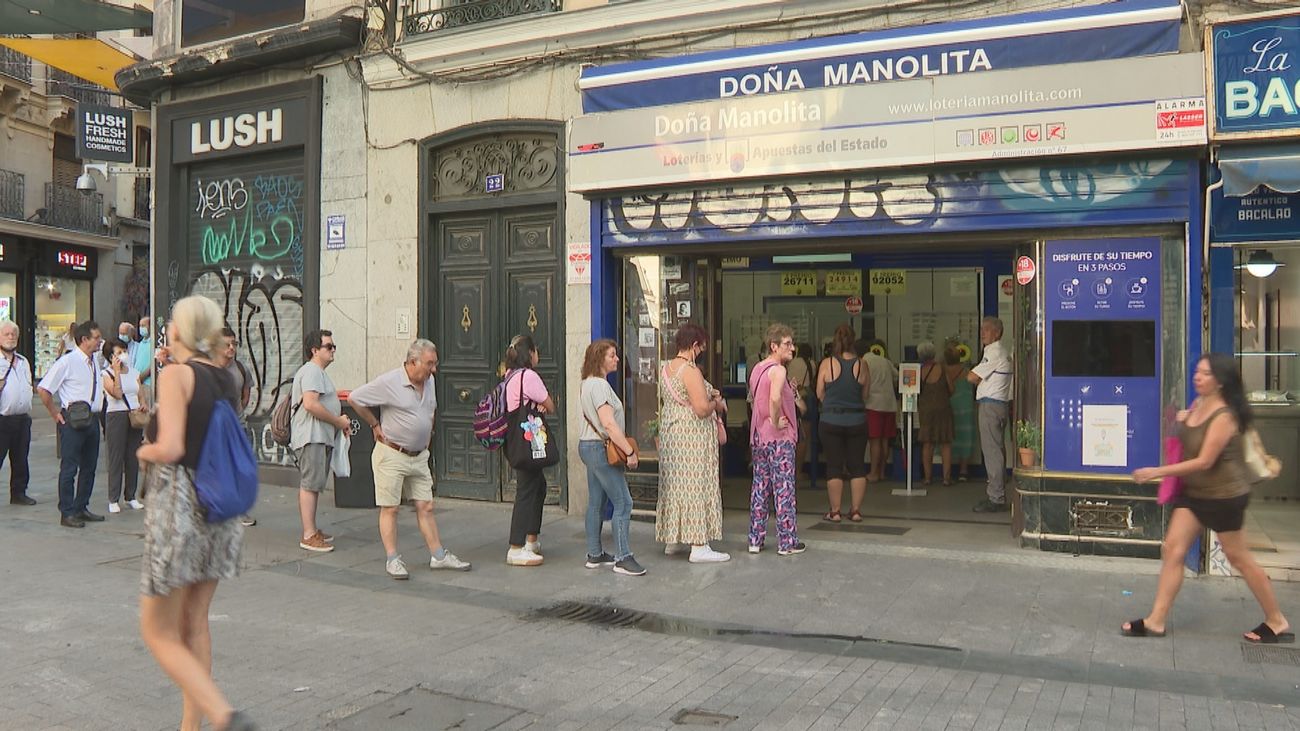 Colas para conseguir lotería de Navidad 2022 en pleno agosto
