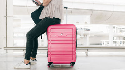 ¿Pueden las compañías aéreas cobrarnos por el equipaje de mano?