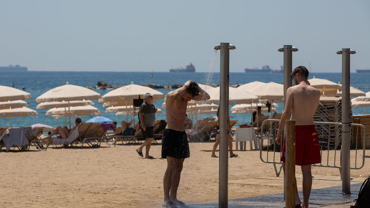 Adiós a las duchas de la playa: la alerta por sequía lleva a restringir el consumo de agua en Andalucía