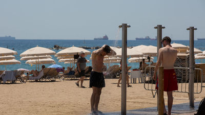 Adiós a las duchas de la playa: la alerta por sequía lleva a restringir el consumo de agua en Andalucía